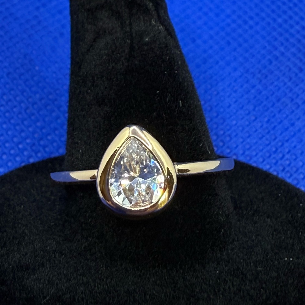 Pretty Bird - 18K Gold Plated Teardrop Ring